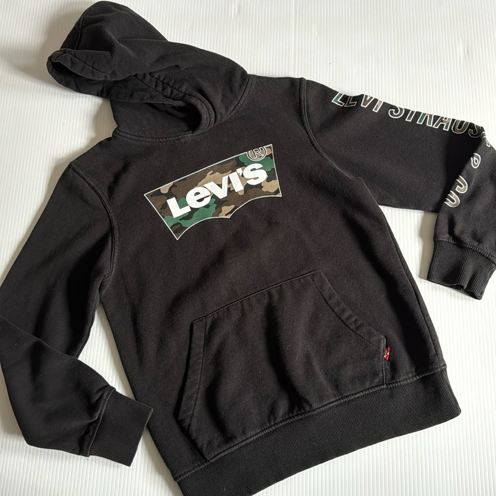 Levi’s black hoodie with kangaroo pocket, camouflage lettering. Boys 10 - 12